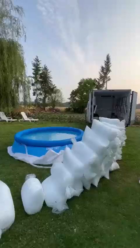 nicolas fait livrer une tonne de glace plutot que de louer un bain de glace