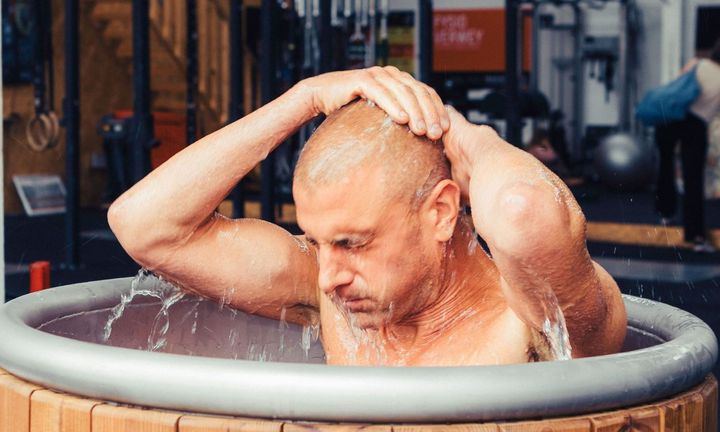 un homme dans le meilleur bain de glace dans une salle de crossfit